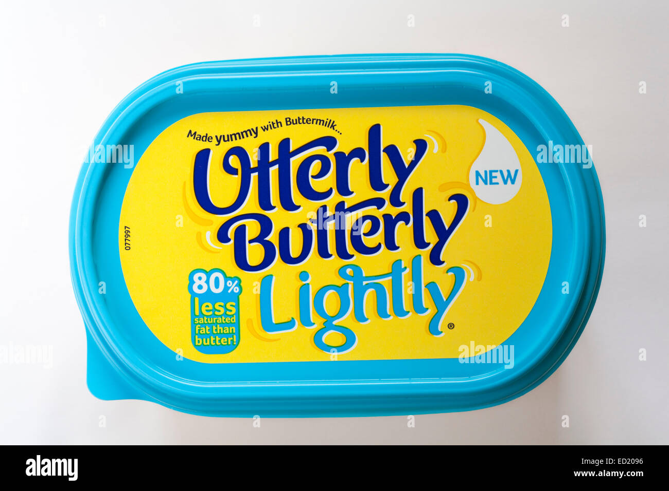 À remous de nouveau complètement papillon légèrement avec 80  % moins de gras saturés que le beurre isolé sur fond blanc Banque D'Images