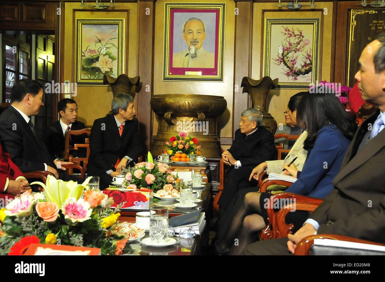 (141224) -- HANOI, 24 décembre 2014 (Xinhua) -- Le Kha Phieu (4L), ancien secrétaire général du Parti Communiste du Vietnam, parle à Liu Sanzhen (3L), conseiller culturel de l'ambassade de Chine au Vietnam, à Hanoi, Vietnam, 24 décembre 2014. La version chinoise de la sélection d'œuvres de Le Kha Phieu, a été émis par les maisons d'édition en Chine et au Vietnam. (Xinhua/Zhang Jianhua) Banque D'Images