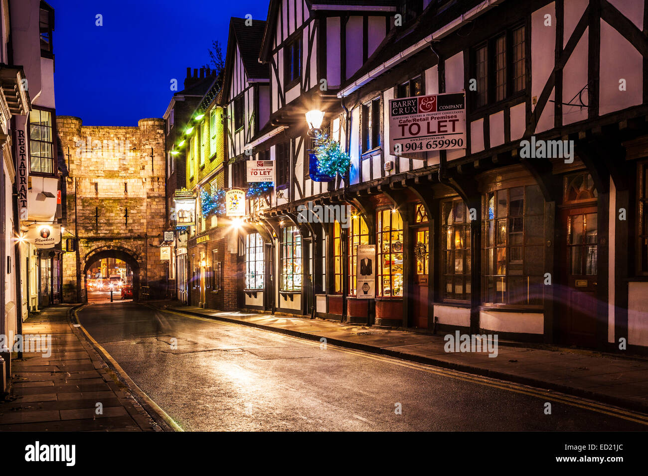 High Petergate et Bootham Bar dans la ville de York au crépuscule. Banque D'Images