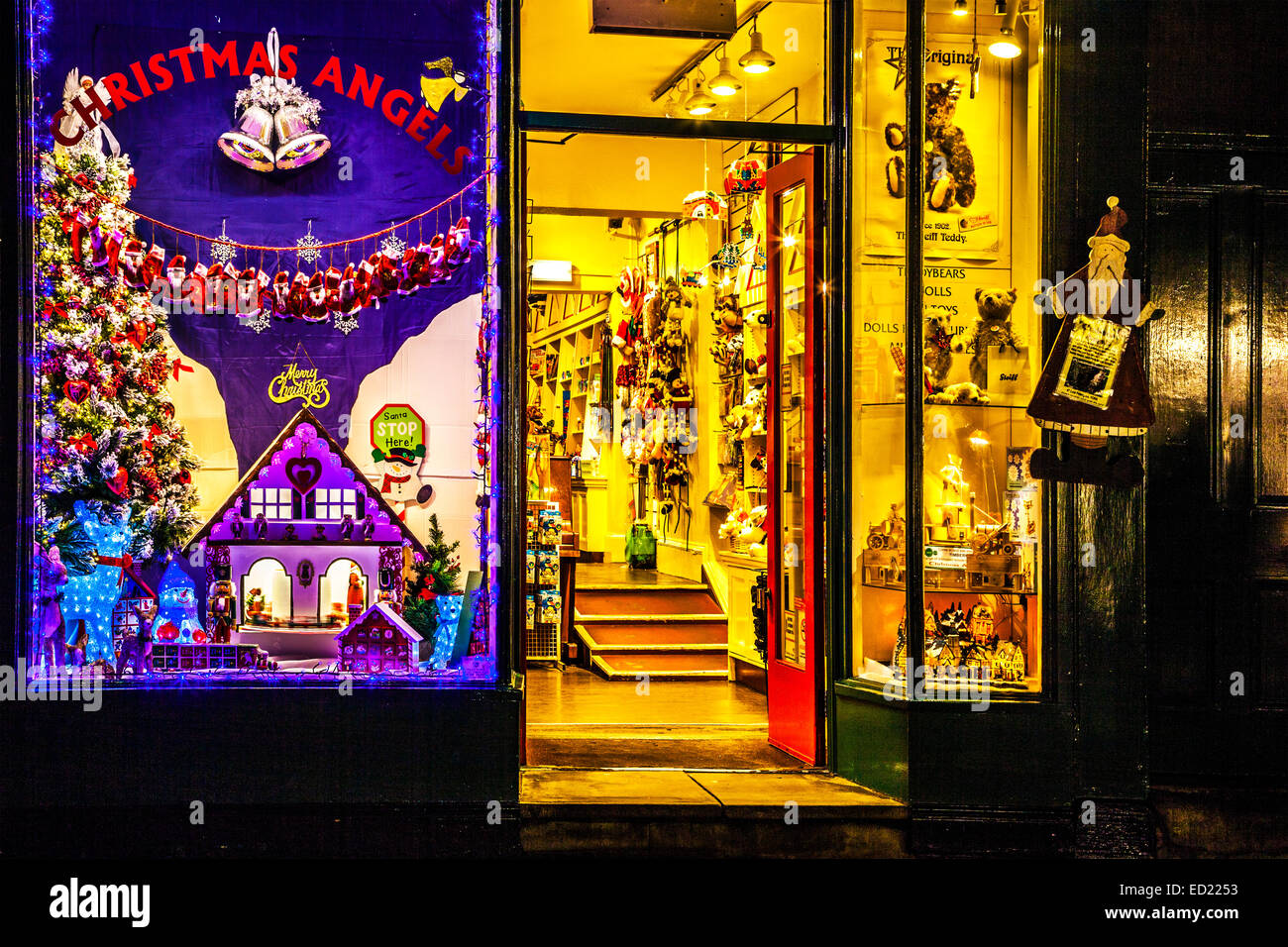 Anges de Noël traditionnel, une boutique de cadeaux dans le vieux centre-ville de York la nuit. Banque D'Images