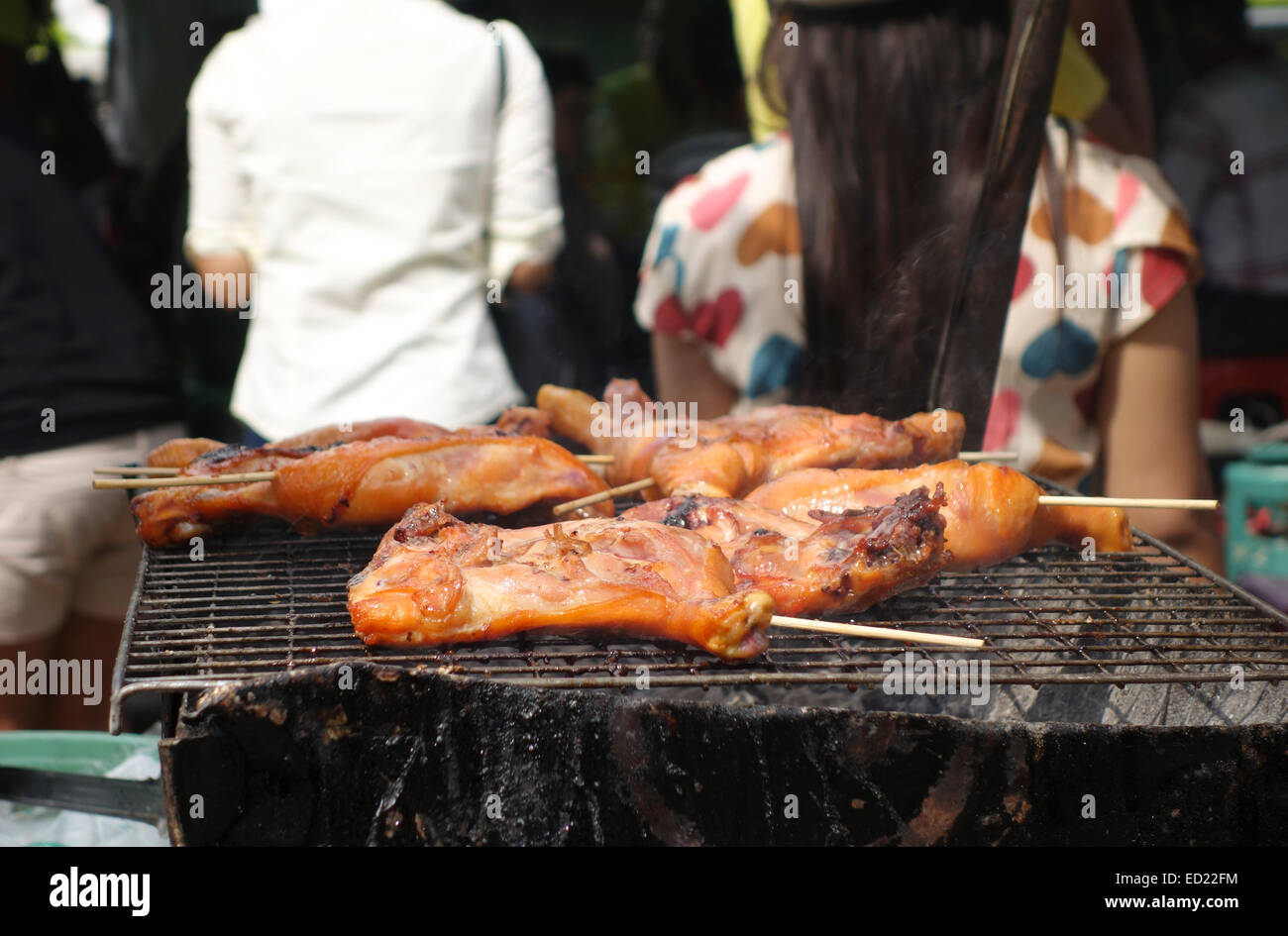 Barbecue de porc thaï offert par le vendeur. La rue du marché thaïlandais, Bangkok, l'Asie du sud-est de la Thaïlande. Banque D'Images