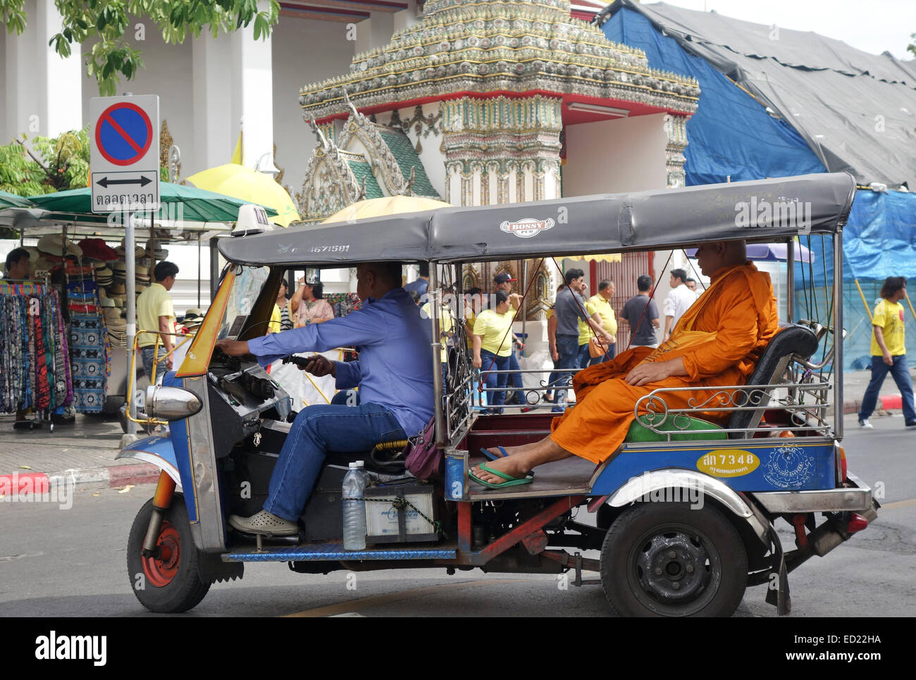 Tuk-tuk avec le moine bouddhiste en passant par dans une rue de Bangkok, Thaïlande, Asie du sud-est. Banque D'Images