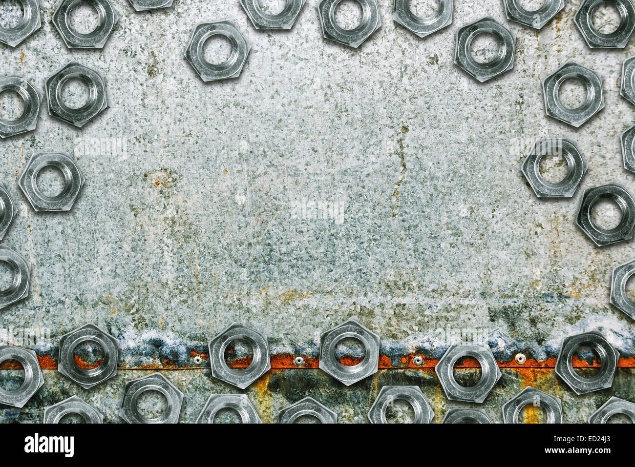 Recouvert de zinc métallique en acier galvanisé avec plaque de tôle rouillée et écrous des boulons d'arêtes. Banque D'Images