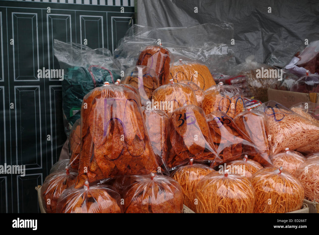 Des collations de style thaïlandais dans des sacs en plastique pour la vente. La rue du marché thaïlandais, Bangkok, l'Asie du sud-est de la Thaïlande. Banque D'Images