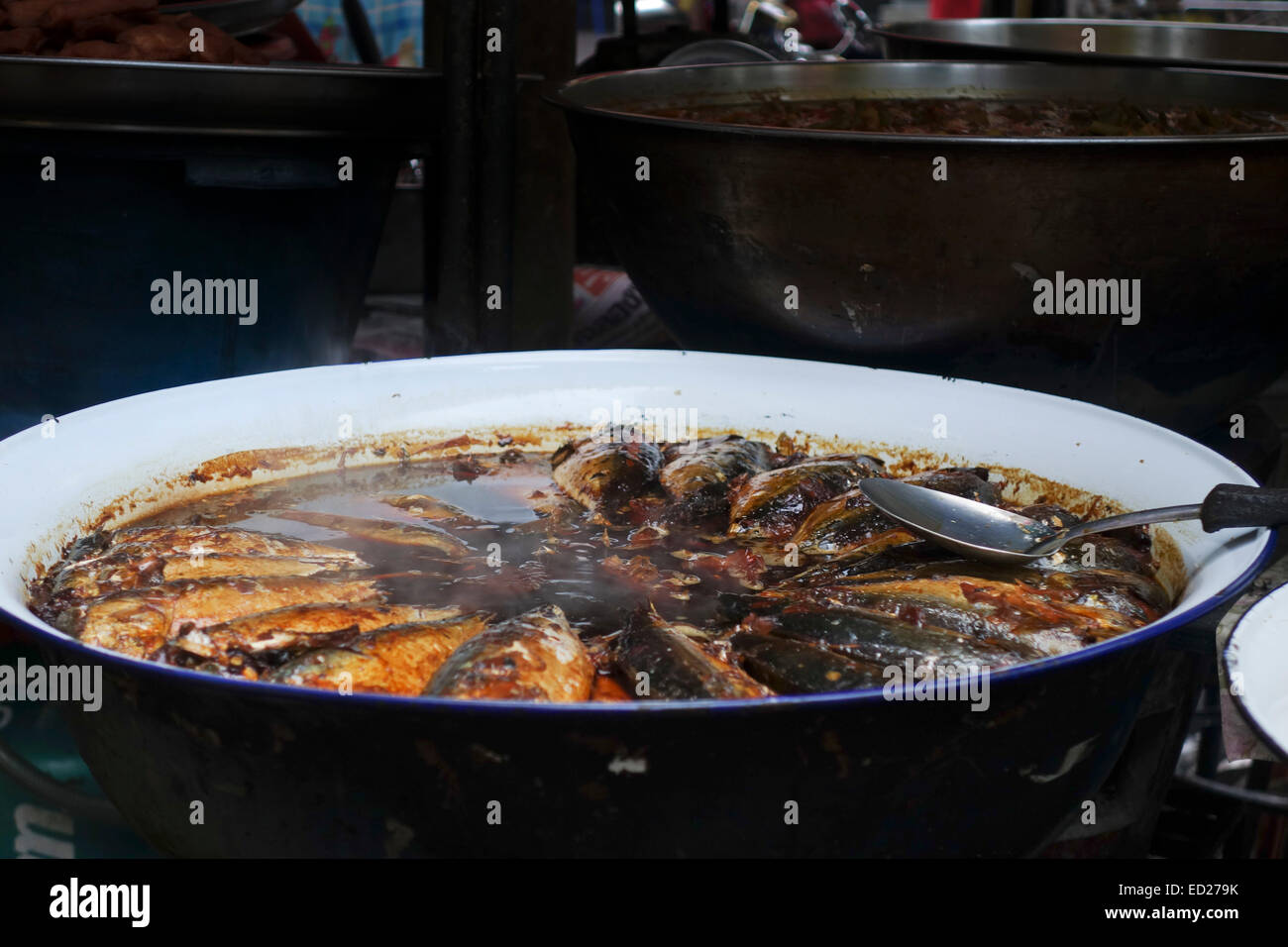 Dans le carter d'huile de poisson sur masquent les dislpay à Bangkok, Thaïlande, Asie du sud-est. Banque D'Images