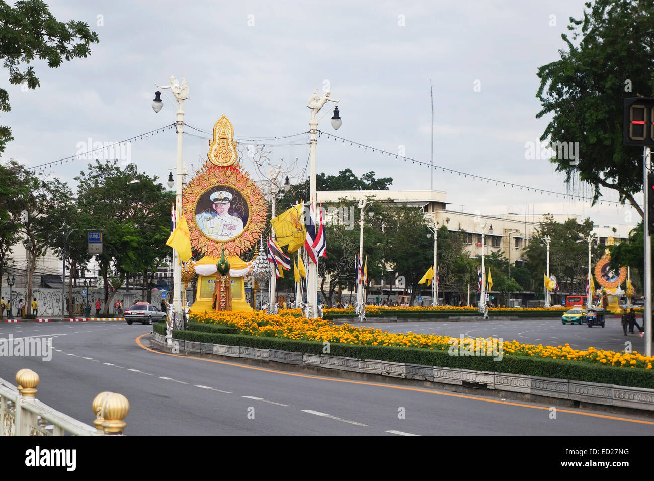 Portrait du roi Bhumibol Adulyadej en exposition pour la fête du Roi à Bangkok, Thaïlande, Asie du sud-est. Banque D'Images