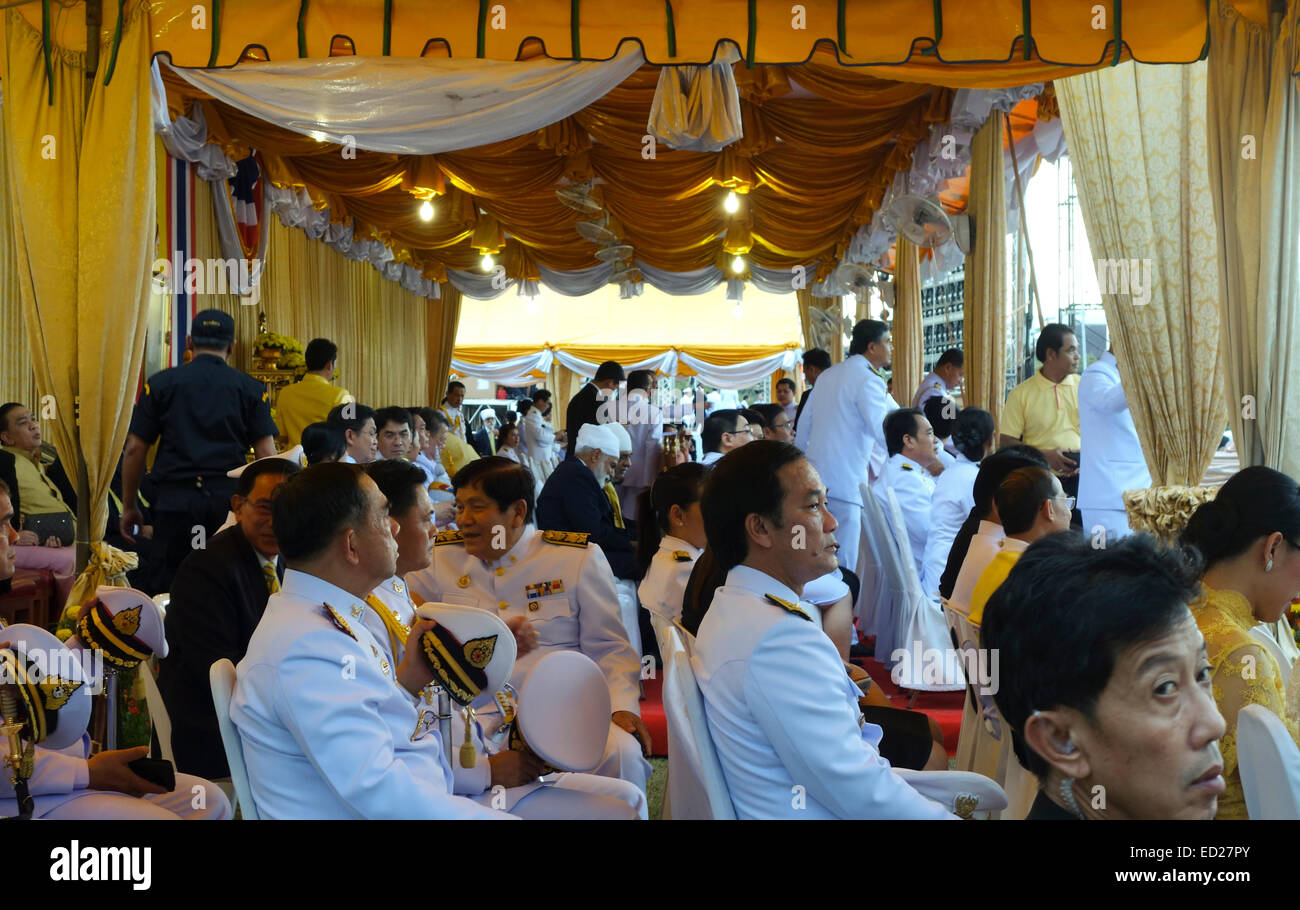 Fonctionnaires en attente de célébrer la fête du Roi, le Roi Bhumibol Adulyadej à Bangkok, Thaïlande, Asie du sud-est. Banque D'Images