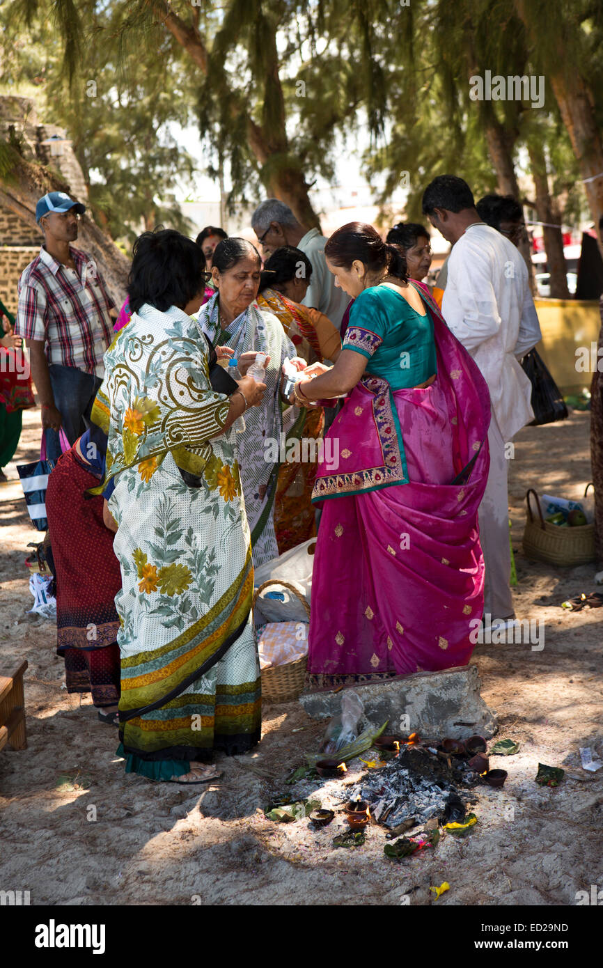 L'Ile Maurice, Flic en Flac, Ganga Snan ('Asnan) hindou, festival, les hindous de faire feu sur la plage autour de puja Banque D'Images