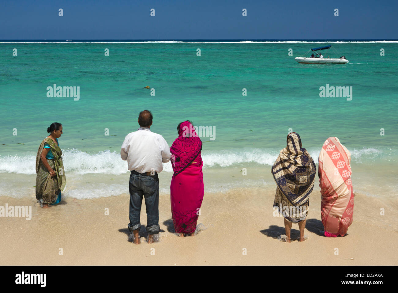 L'Ile Maurice, Flic en Flac, Ganga Snan ('Asnan) hindou, festival, familles hindoues faire puja on beach Banque D'Images