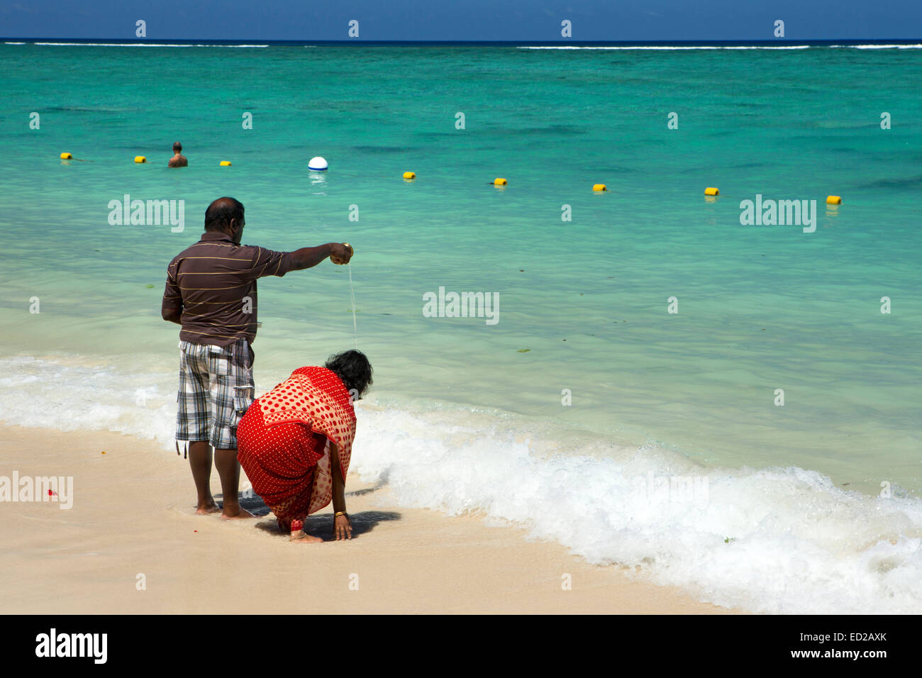 L'Ile Maurice, Flic en Flac, Ganga Snan ('Asnan) hindou, festival, Hindu couple puja au bord de l'eau Banque D'Images