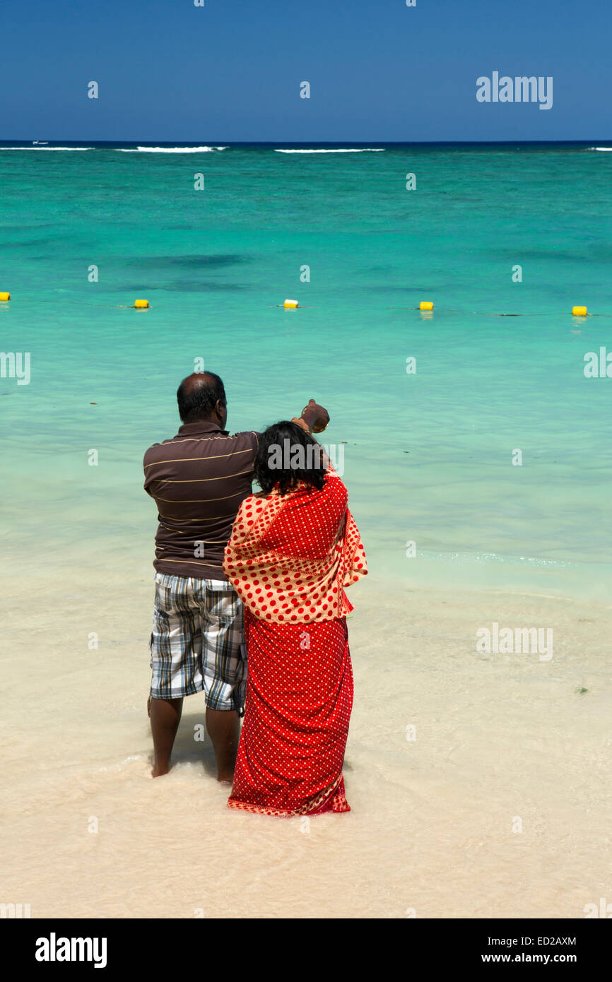 L'Ile Maurice, Flic en Flac, Ganga Snan ('Asnan) hindou, festival, Hindu couple puja au bord de l'eau Banque D'Images