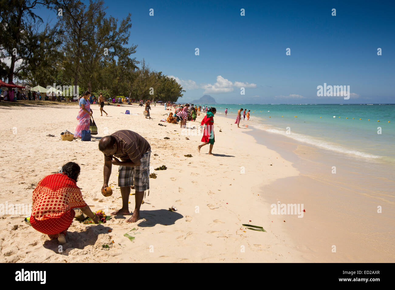 L'Ile Maurice, Flic en Flac, Ganga Snan ('Asnan) hindou, festival, familles hindoues faire puja on beach Banque D'Images L'Ile Maurice, Flic en Flac, Ganga Snan ('Asnan) hindou, festival, familles hindoues faire puja on beach Banque D'Images