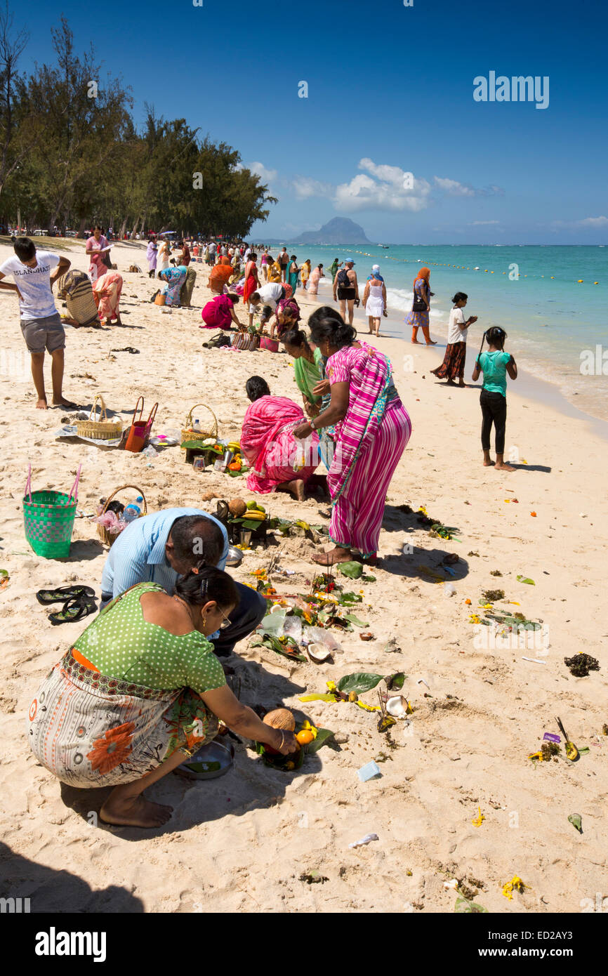 L'Ile Maurice, Flic en Flac, Ganga Snan ('Asnan) hindou, festival, familles hindoues faire puja on beach Banque D'Images