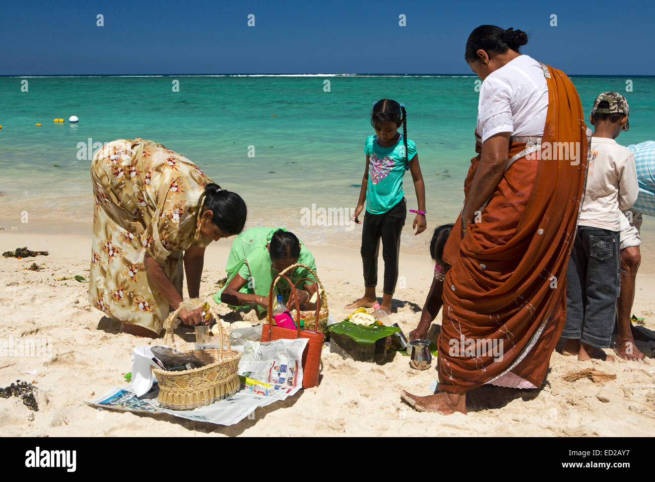 L'Ile Maurice, Flic en Flac, Ganga Snan ('Asnan) hindou, festival, familles hindoues faire puja on beach Banque D'Images