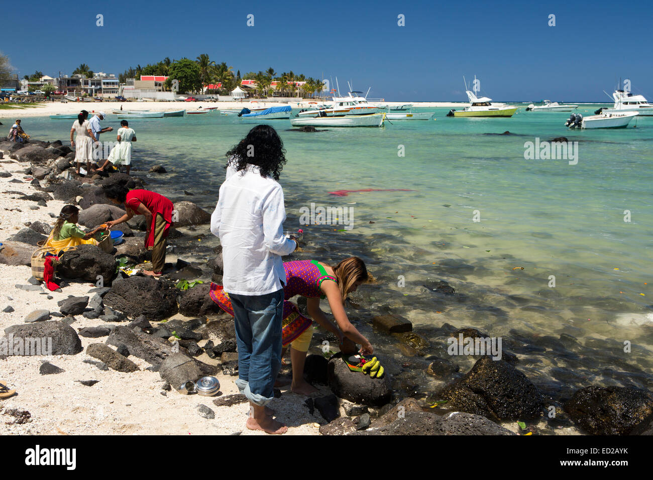 L'Ile Maurice, Flic en Flac, Ganga Snan ('Asnan) hindou, festival, familles hindoues faire puja on beach Banque D'Images