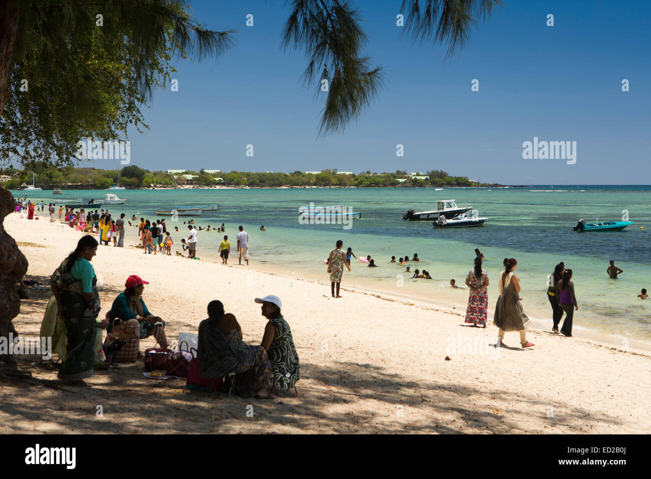 L'Ile Maurice, Albion, Ganga Snan ('Asnan) hindou, festival, familles hindoues faire puja on beach Banque D'Images