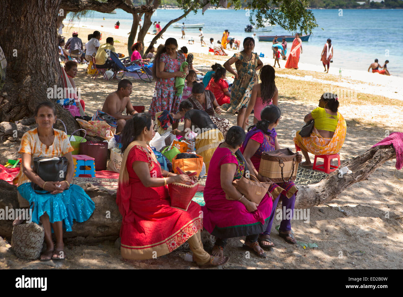 L'Ile Maurice, Albion, Ganga Snan ('Asnan) hindou, festival, familles hindoues sur picknicking beach Banque D'Images