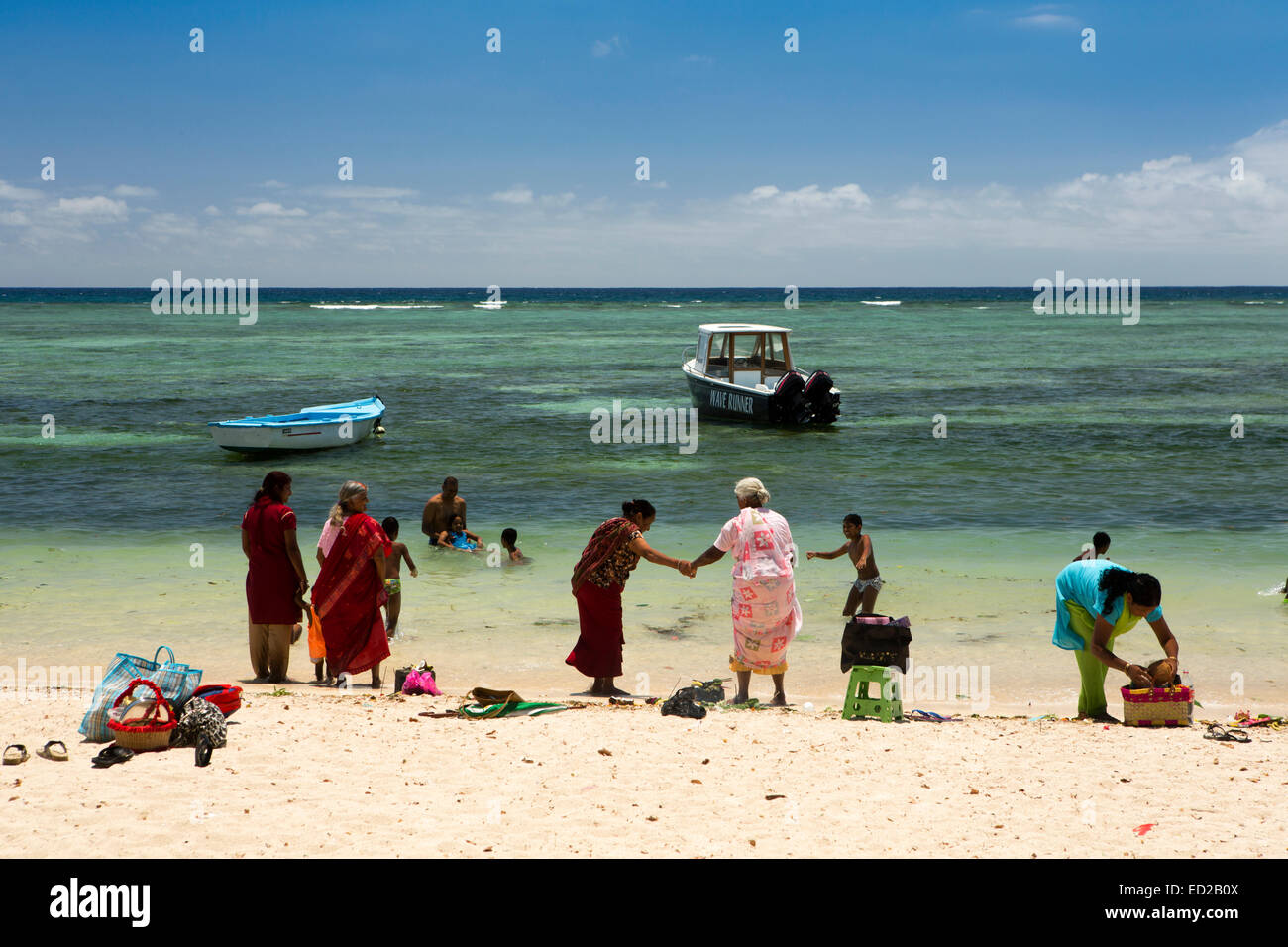 L'Ile Maurice, Albion, Ganga Snan ('Asnan) hindou, festival, familles hindoues faire puja on beach Banque D'Images