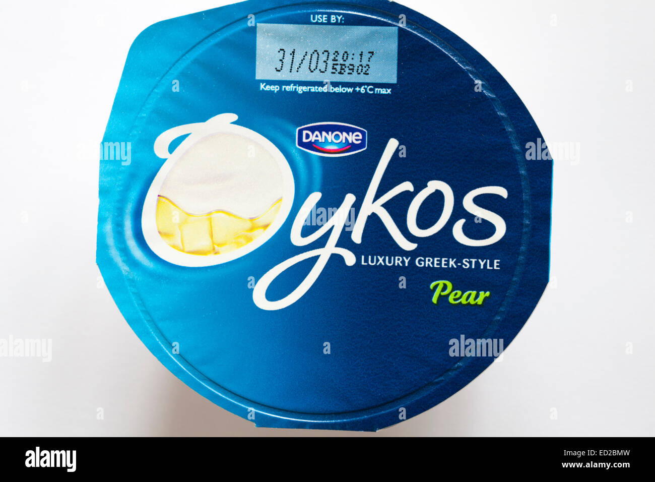 Pot de Danone Oykos luxe poire yaourt à la Grecque isolé sur fond blanc - yaourt Banque D'Images