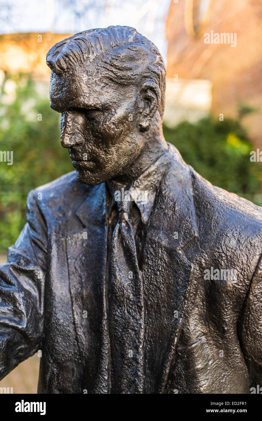 C S Lewis sculpture à Holywood Arches dans l'est de Belfast, en Irlande du Nord Banque D'Images