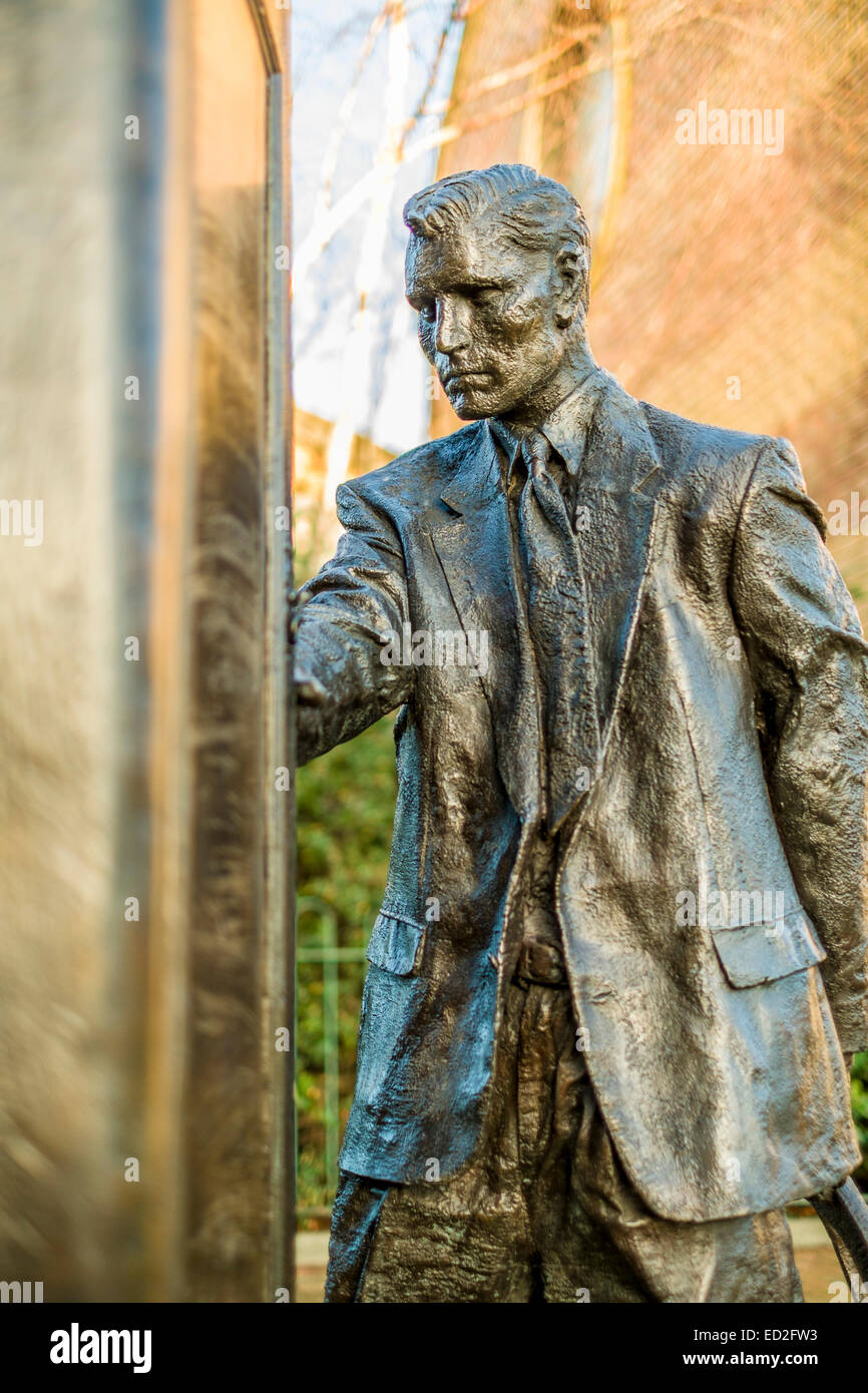 C S Lewis sculpture à Holywood Arches dans l'est de Belfast, en Irlande du Nord Banque D'Images