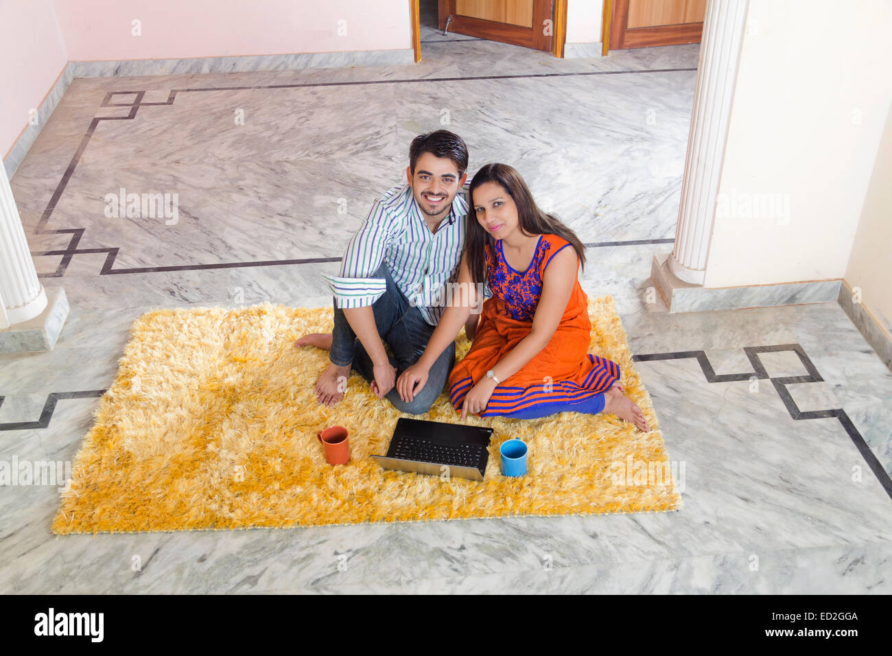 2 couple marié indien accueil travail portable Banque D'Images