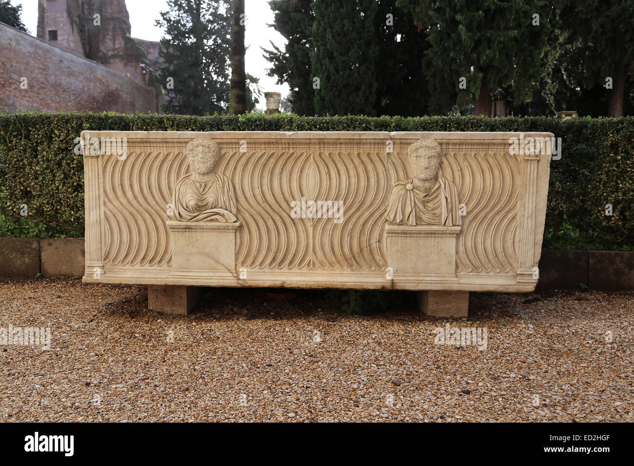 Strigilated sarcophage romain. Portrait d'un couple marié. Cour intérieure. Thermes de Dioclétien. Rome. L'Italie. Banque D'Images