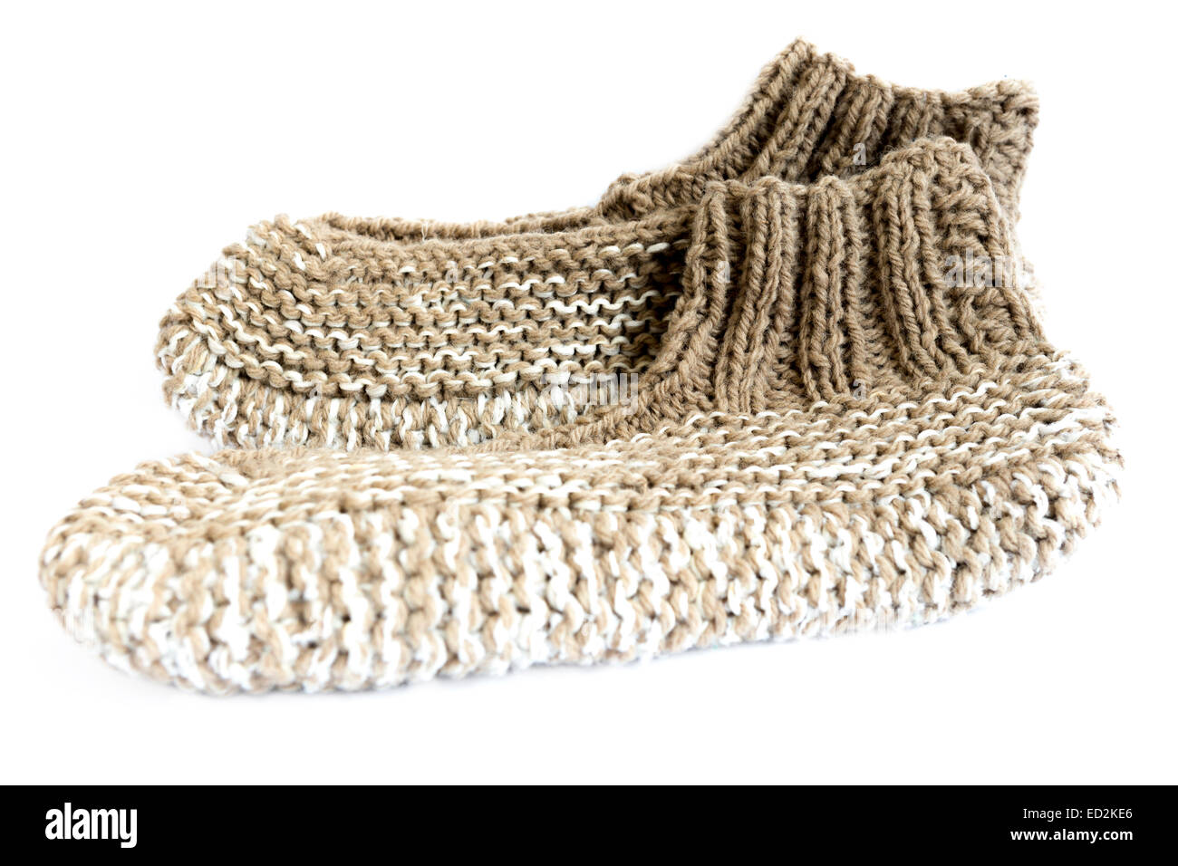 Chaussons en tricot traditionnel bulgare isolé sur blanc. Banque D'Images