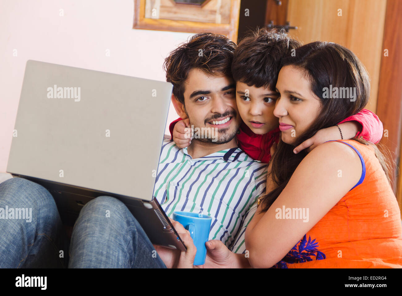 Les parents indiens et fils accueil travail portable Banque D'Images