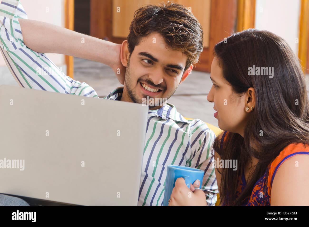 2 couple marié indien accueil séance de travail pour ordinateur portable Banque D'Images