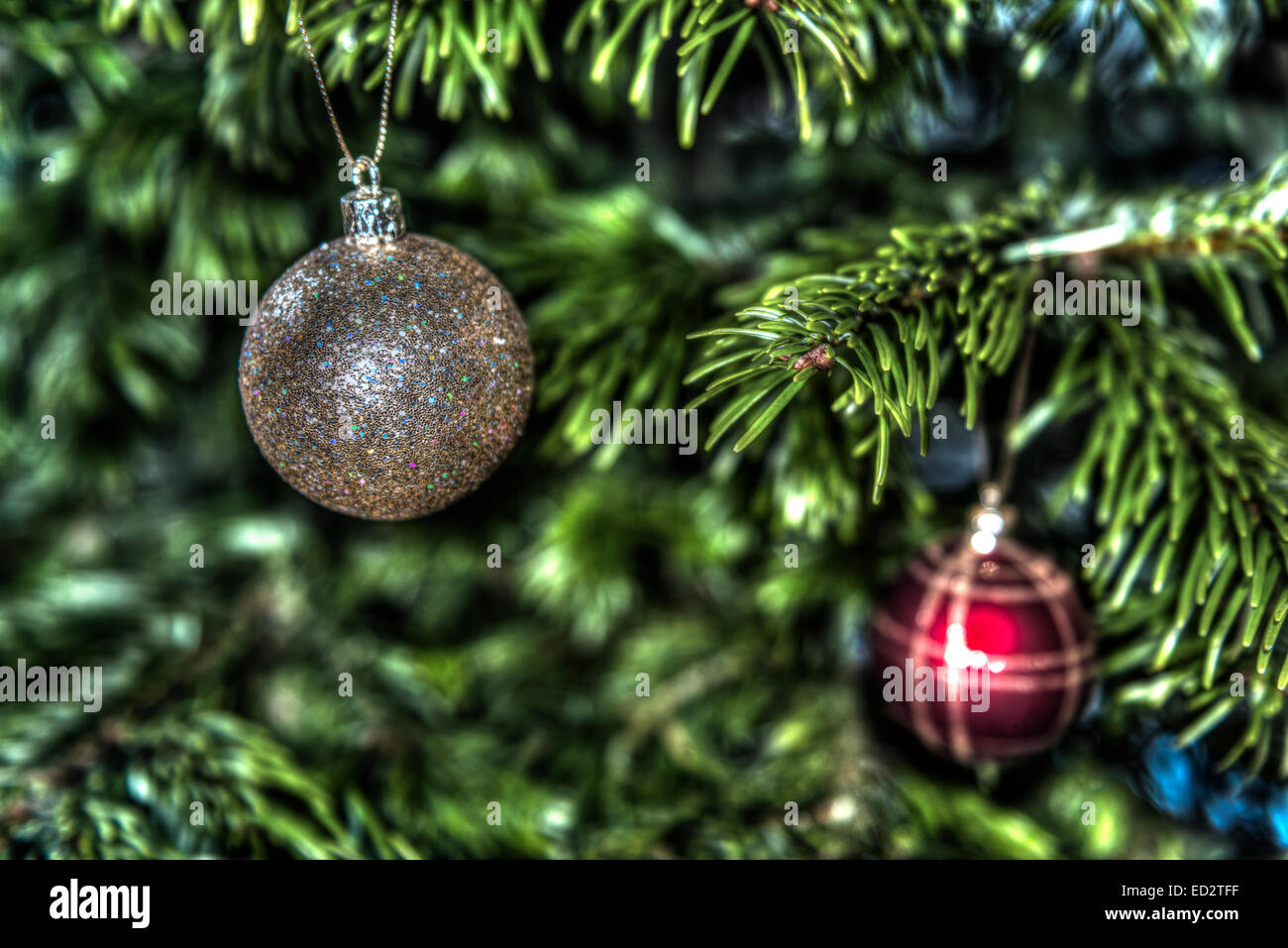 L'or et de boules rouges sur un arbre de Noël traditionnel Banque D'Images