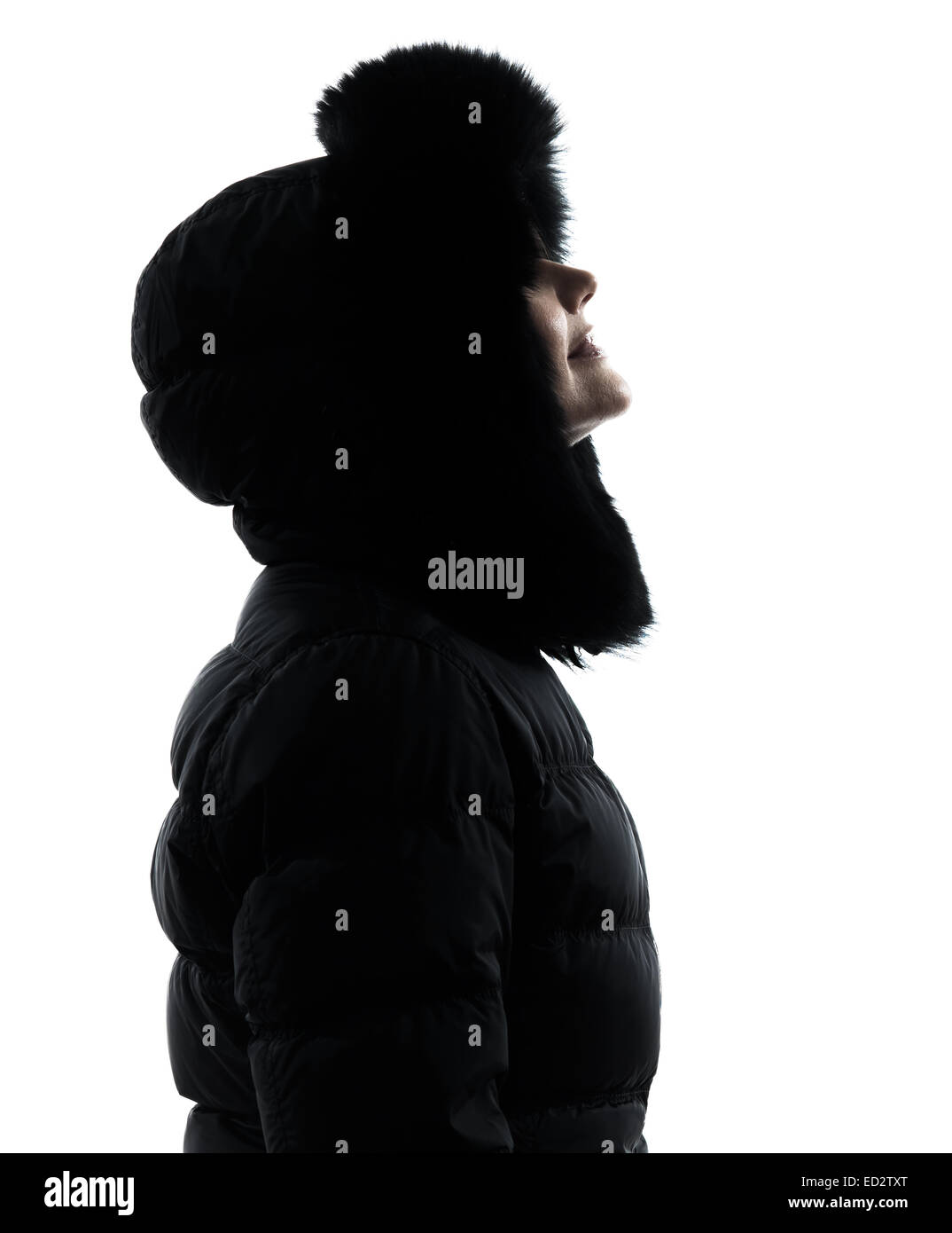 Une femme en manteau d'hiver jusqu'à la silhouette souriante sur fond blanc Banque D'Images