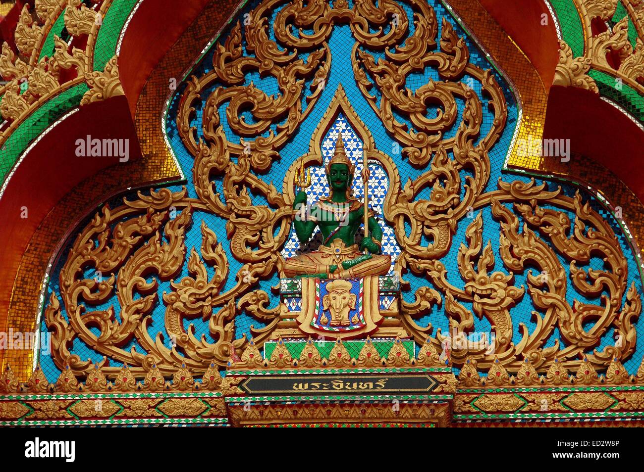 NAKHON PATHOM, THAÏLANDE : un bouddha assis VERT ORNE UN TYMPAN DE TEMPLE DE WAT DAI LOM Banque D'Images