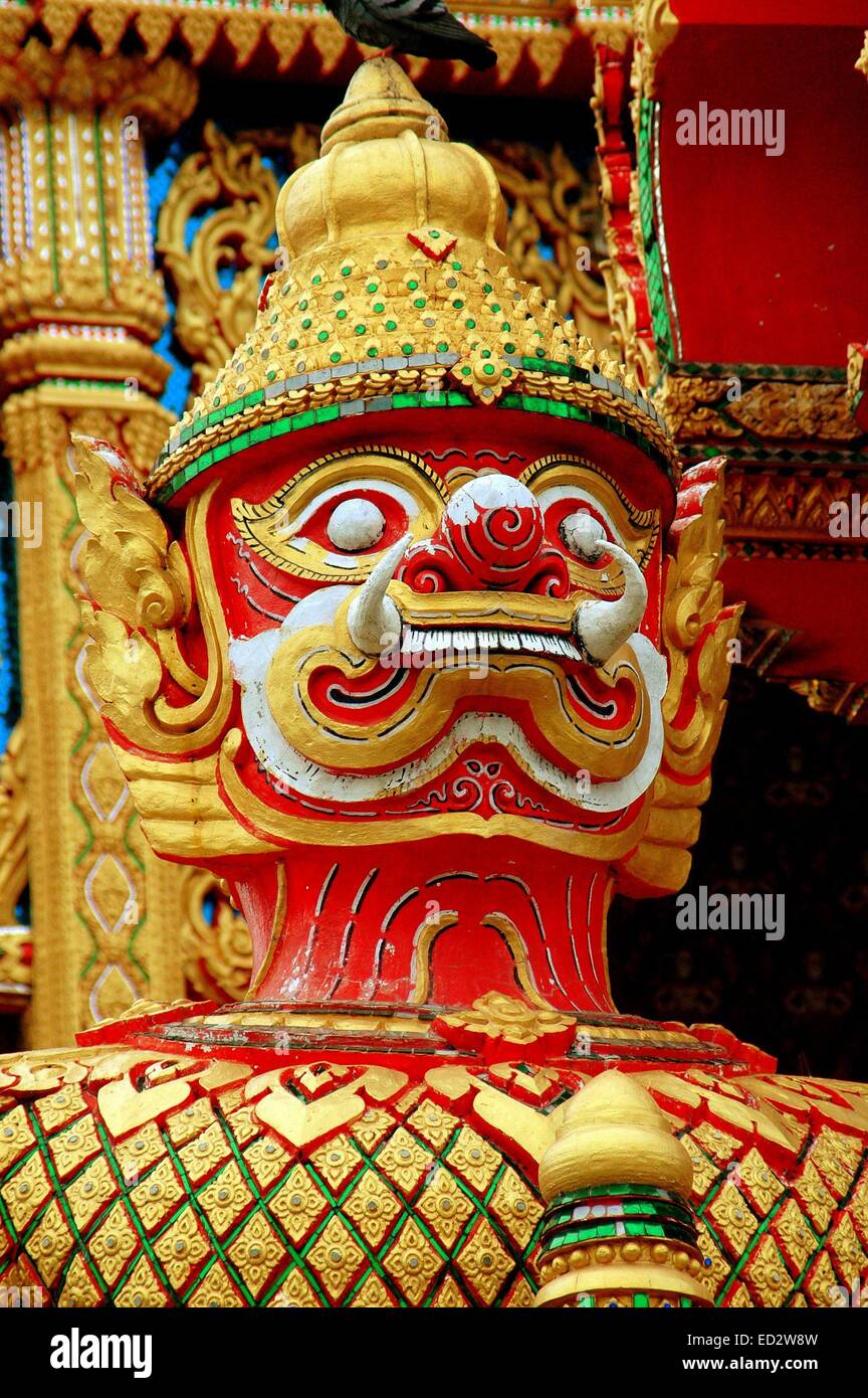 NAKHON PATHOM, THAÏLANDE : LA TÊTE D'UN GÉANT "YAK" DÉMON GARDIEN MYTHIQUE AU WAT DAI LOM Banque D'Images
