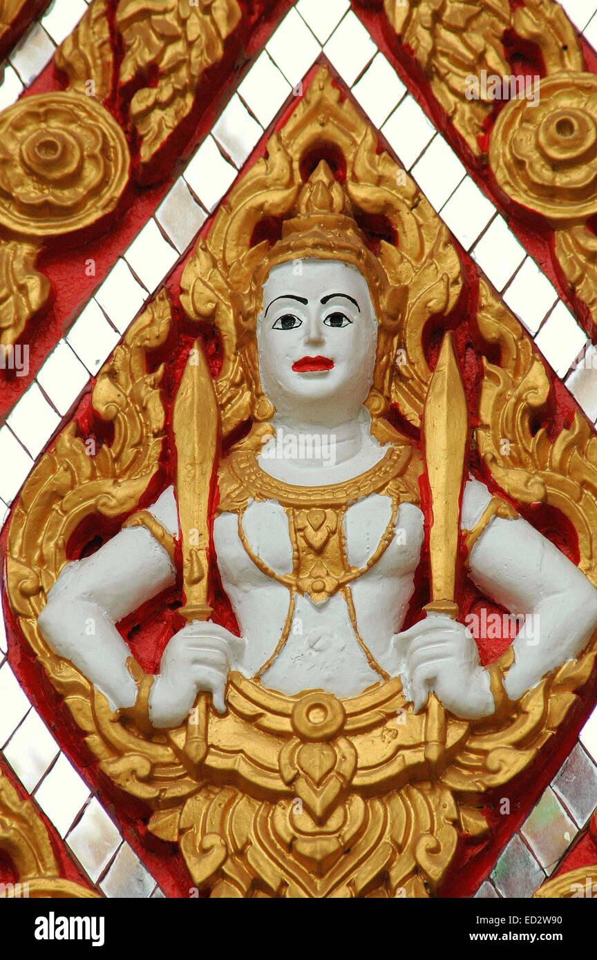 NAKHON PATHOM, THAÏLANDE : DÉTAIL DE LA FIGURE DE BOUDDHA TENANT DEUX ÉPÉES ORNE LES UBOSOT (Sanctuary) À WAT DAI LOM Banque D'Images