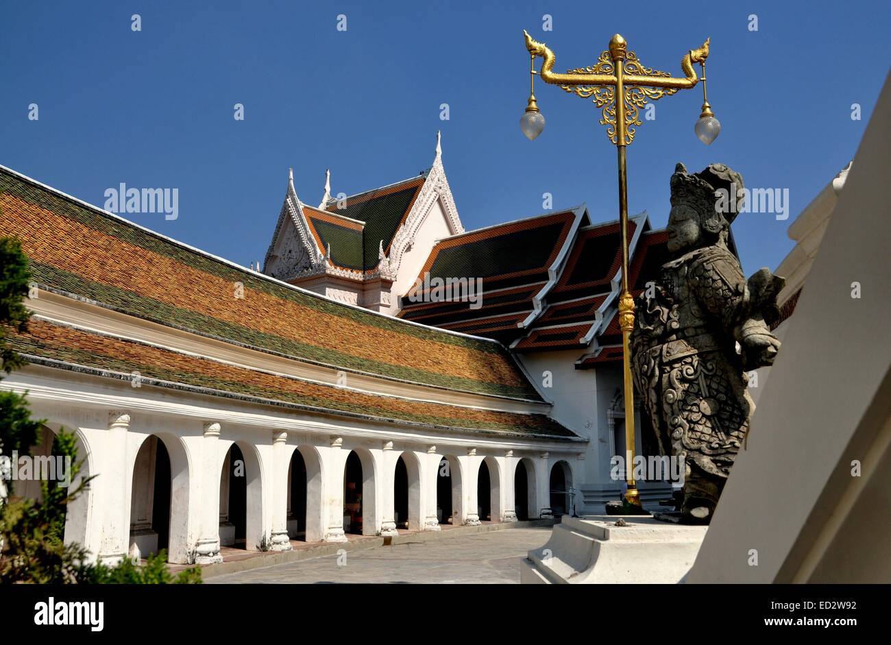 NAKHON PATHOM, THAÏLANDE : la galerie du cloître circulaire sur la terrasse supérieure entourant le temple Phra Pathom Chedi Banque D'Images