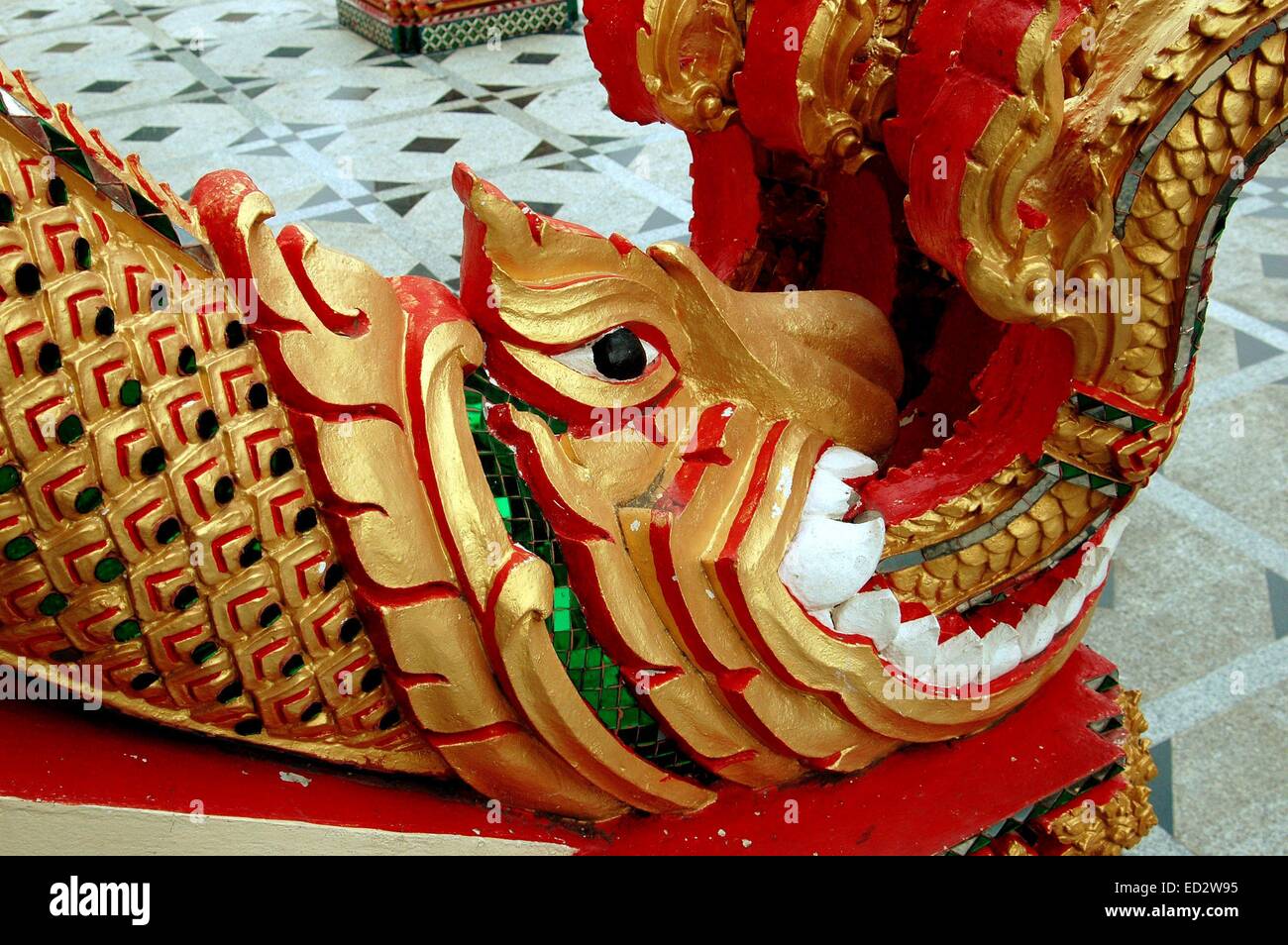NAKHON PATHOM, THAÏLANDE : escalier en bois sculpté au WAT DAI SERPENT LOM Banque D'Images