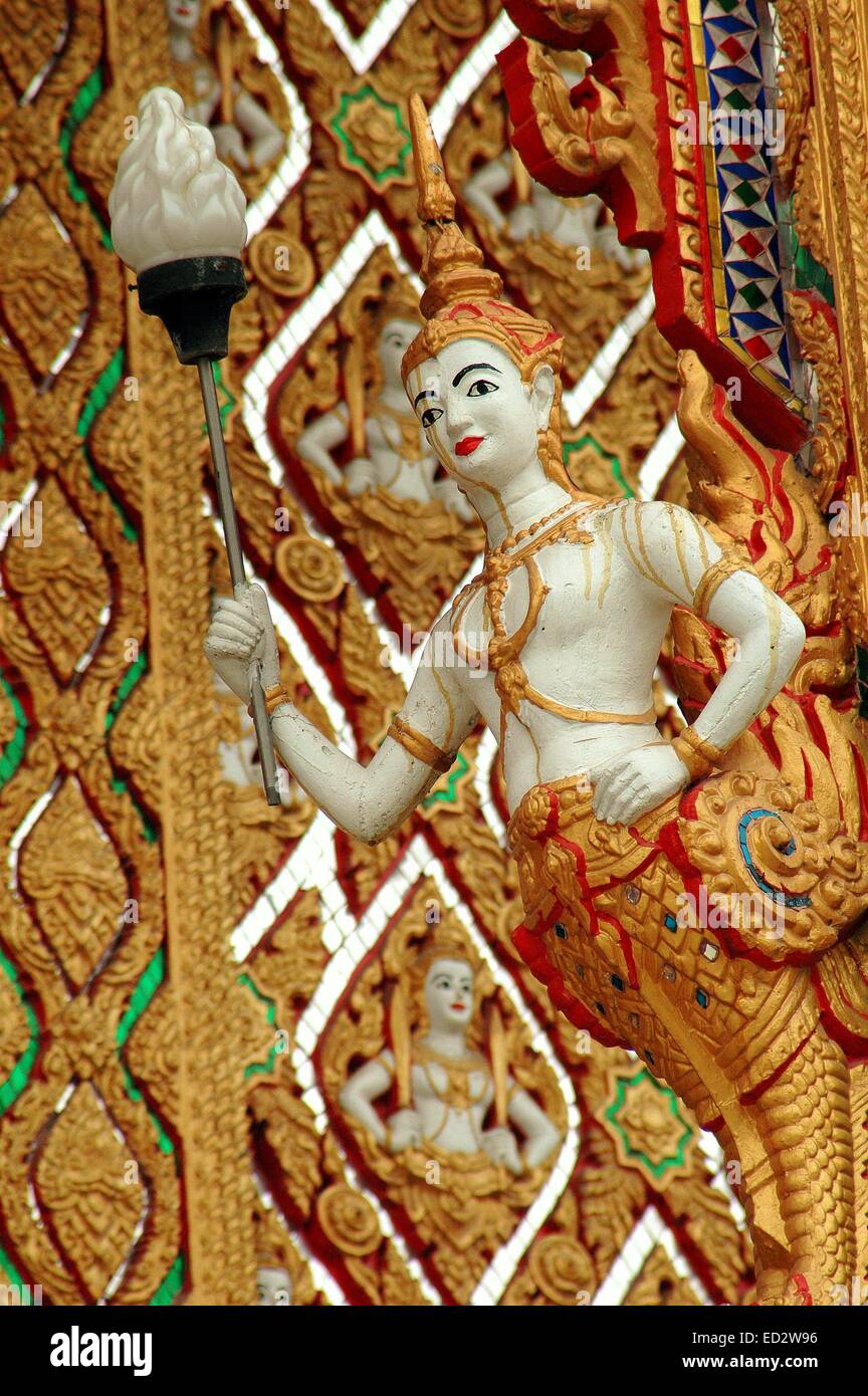 NAKHON PATHOM, THAÏLANDE : LAMPE BOUDDHA orne la façade d'ENTRÉE DE L'UBOSOT (Sanctuary) À WAT DAI LOM Banque D'Images