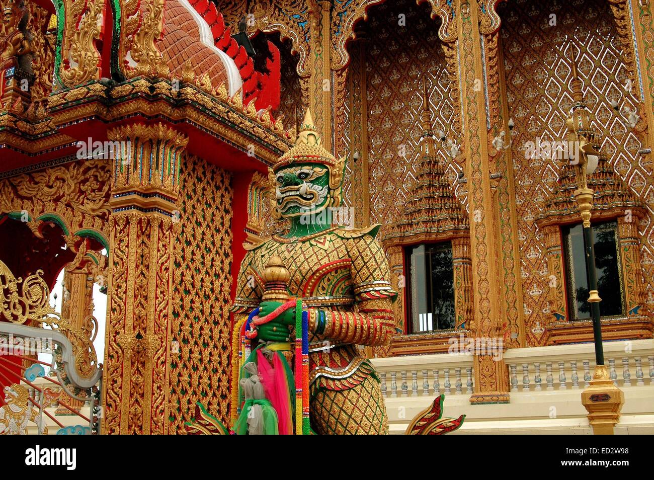NAKHON PATHOM, THAÏLANDE : UBOSOT (Sanctuary) ET GIANT "YAK" DÉMON MYTHIQUE AU WAT DAI LOM Banque D'Images