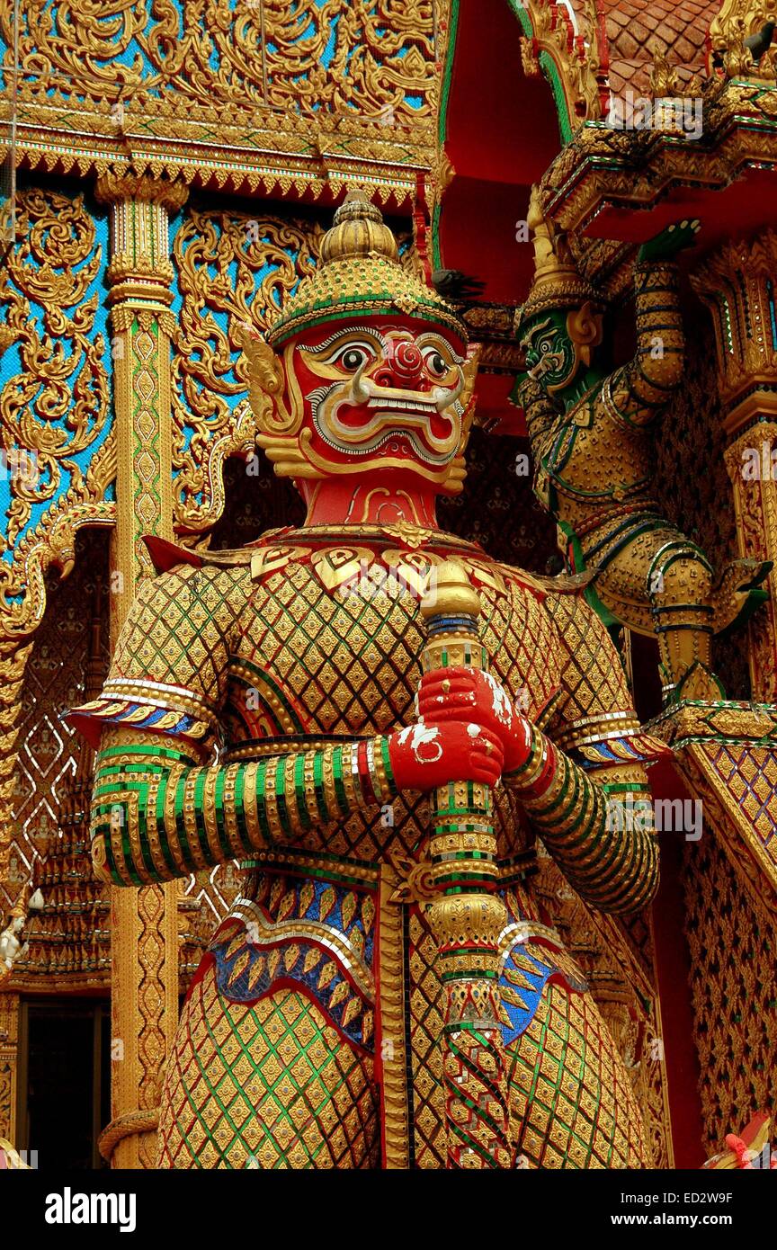 NAKHON PATHOM, THAÏLANDE : "YAK" GÉANT FIGURE MYTHIQUE MONTE LA GARDE AU WAT DAI LOM Banque D'Images