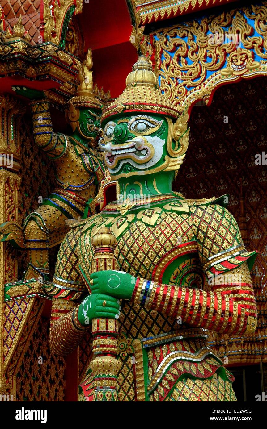 NAKHON PATHOM, THAÏLANDE : VERT-face "YAK" GÉANT FIGURE MYTHIQUE MONTE LA GARDE AU WAT DAI LOM Banque D'Images