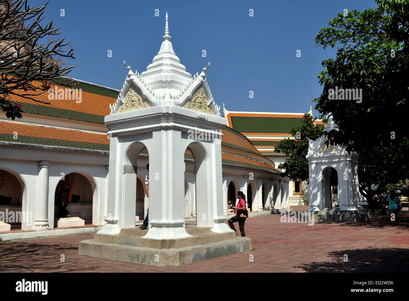 NAKHON PATHOM, THAÏLANDE : Beffroi sur la terrasse supérieure située entre l'Ouest et du Sud à Viharas Wat Phra Pathom Chedi Banque D'Images