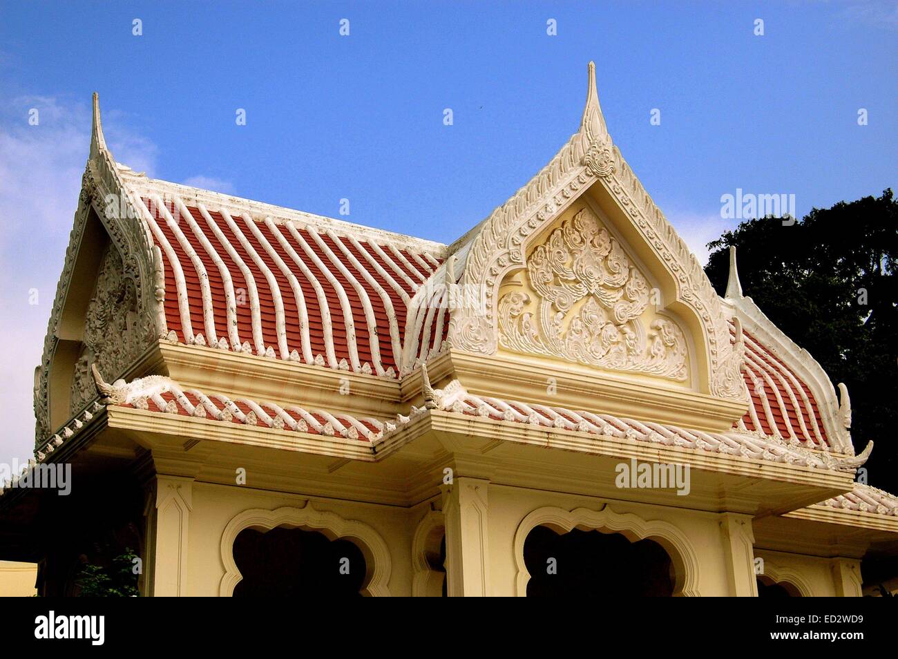 NAKHON PATHOM, THAÏLANDE : TOITS DE LA DÉLICATE AU MUSÉE DU TEMPLE Phra Pathom Chedi Banque D'Images