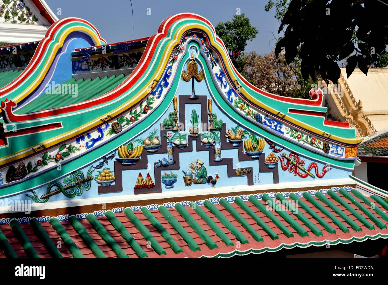 NAKHON PATHOM, THAÏLANDE : panneaux, colouful toit du temple chinois au niveau inférieur par l'Est au Vihara Phra Pathom Chedi Banque D'Images
