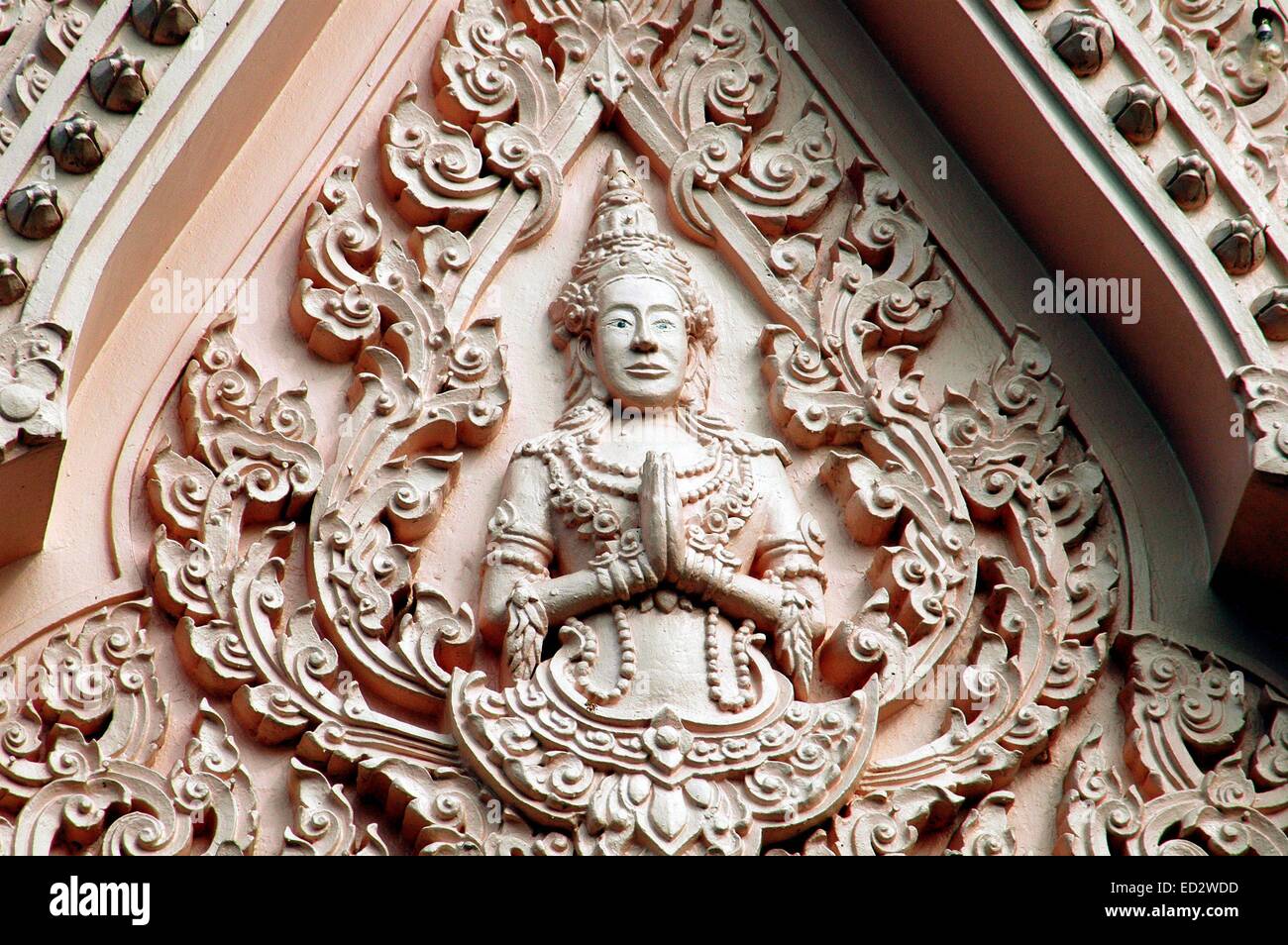 NAKHON PATHOM, THAÏLANDE : DÉTAIL D'AMÉRIQUE DU VIHARA tympan représentant Bouddha avec les mains jointes à Phra Pathom Chedi Banque D'Images