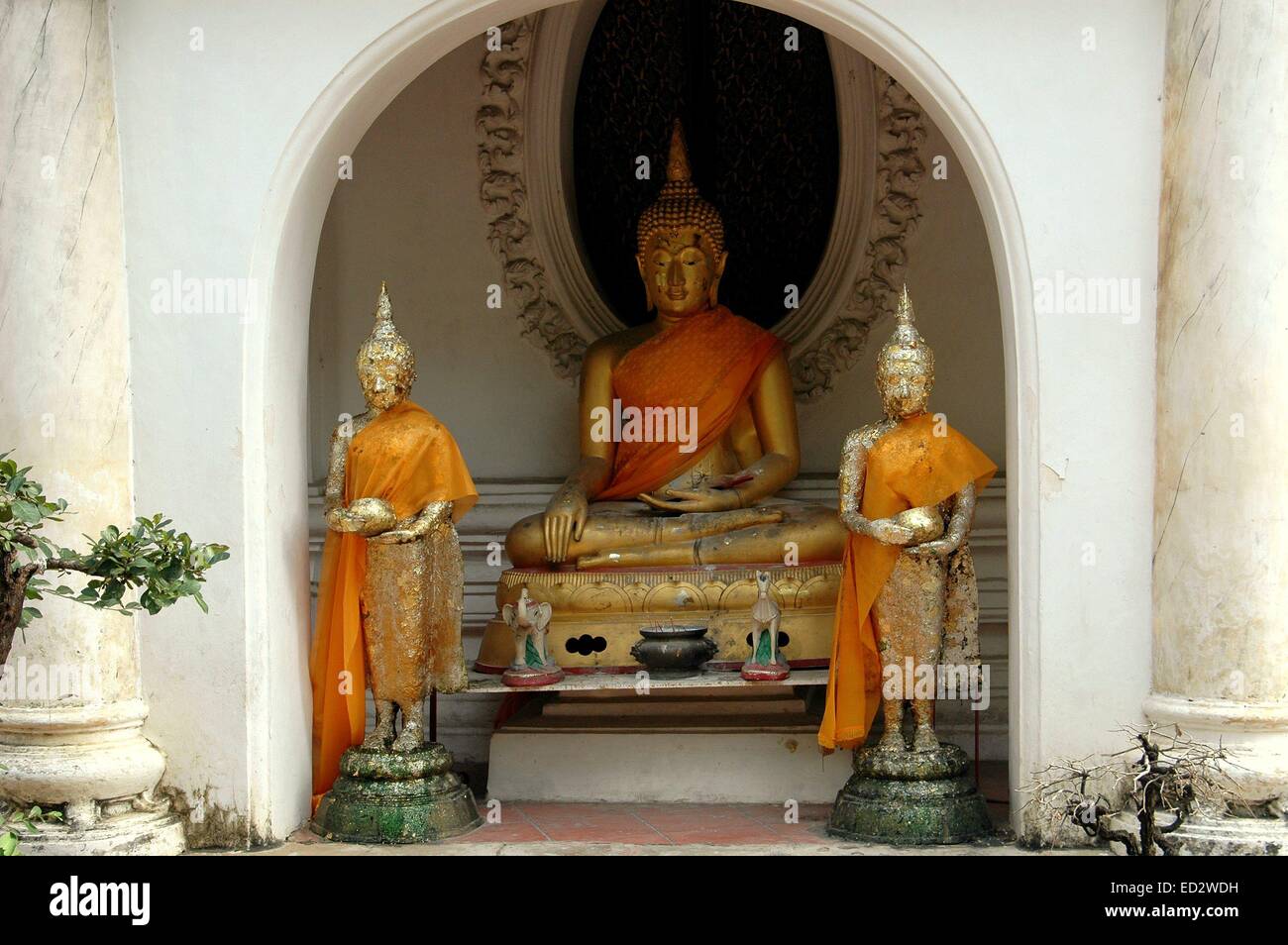 NAKHON PATHOM, Thaïlande : les BOUDDHAS COMBLER UNE ARCH SOUS LE GRAND CENTRE au Chedi Phra Pathom Chedi Banque D'Images