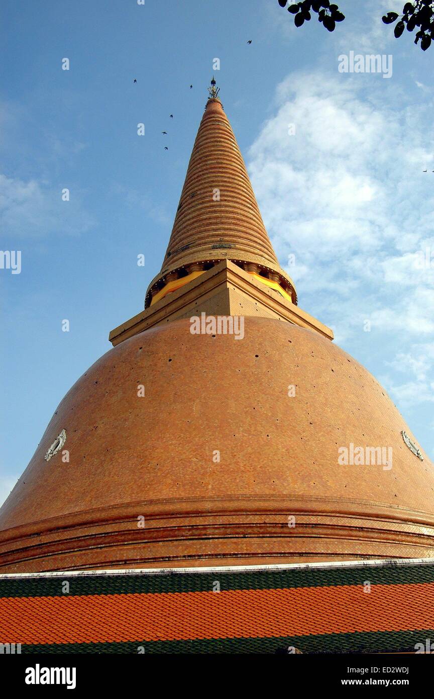NAKHON PATHOM, THAÏLANDE : dôme doré massive faite de carreaux émaillés monte 120 mètres de haut au Wat Phra Pathom Chedi Banque D'Images