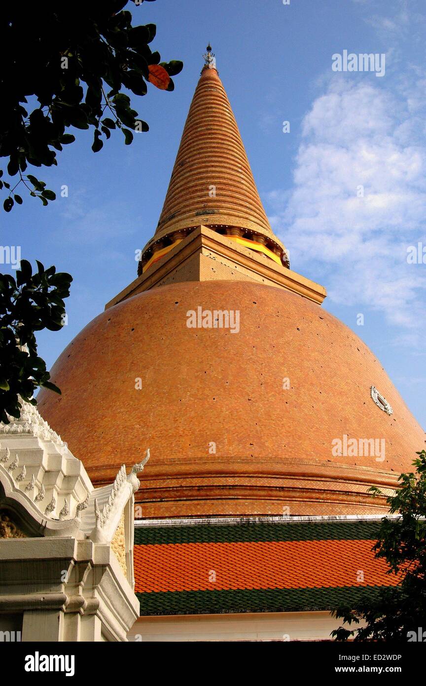 NAKHON PATHOM, THAÏLANDE : PLANEUR 120 mètres de haut coupole en tuiles vernissées et SPIRE DU Phra Pathom Chedi Banque D'Images
