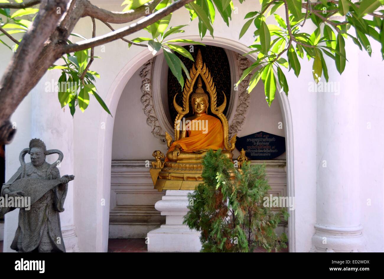 NAKHON PATHOM, THAÏLANDE : Bouddha Doré se trouve dans une alcôve sur la terrasse supérieure galerie du cloître circulaire Banque D'Images