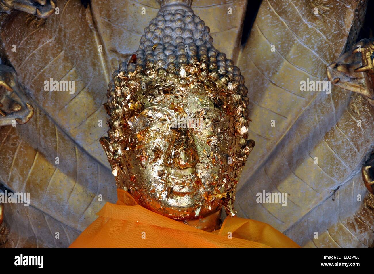 NAKHON PATHOM, THAÏLANDE : visage d'un Bouddha Doré couvert de petites pièces d'or l'appliqué Banque D'Images